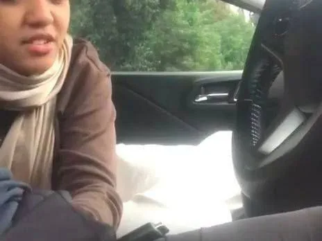 Malay Hisap Kote dalam Kereta